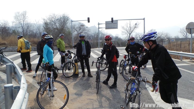 穿越隧道前的讨论，吃饱了真烦爬坡。