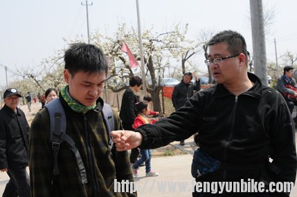 你看这虫子多老大个呢 这回你信了吧？