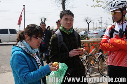 扭扭 你还能行了不 这水果是专门给女生买的 数量少 你噶哈占一个？