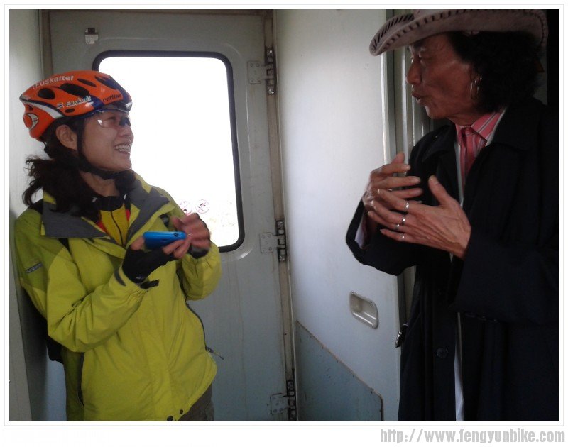 琪琪在车上与喜欢唱歌的东北大叔交谈