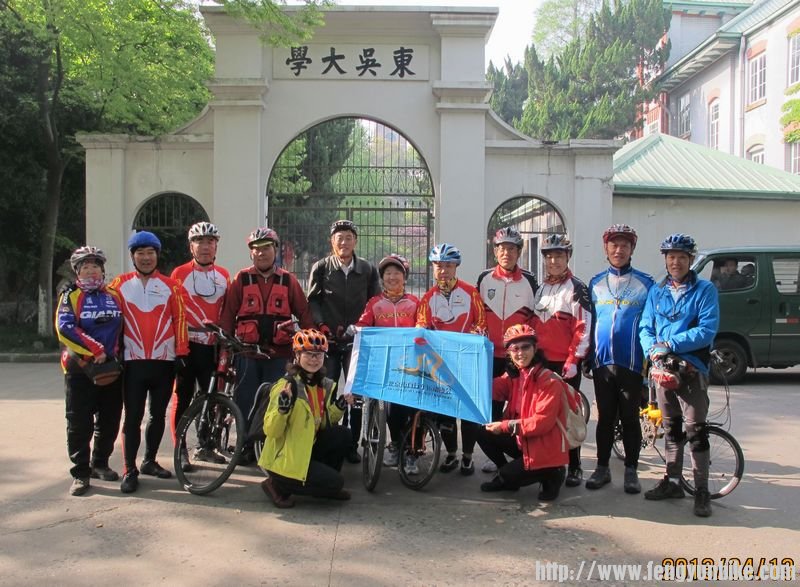 骑乐队与苏大骑游任老师合影