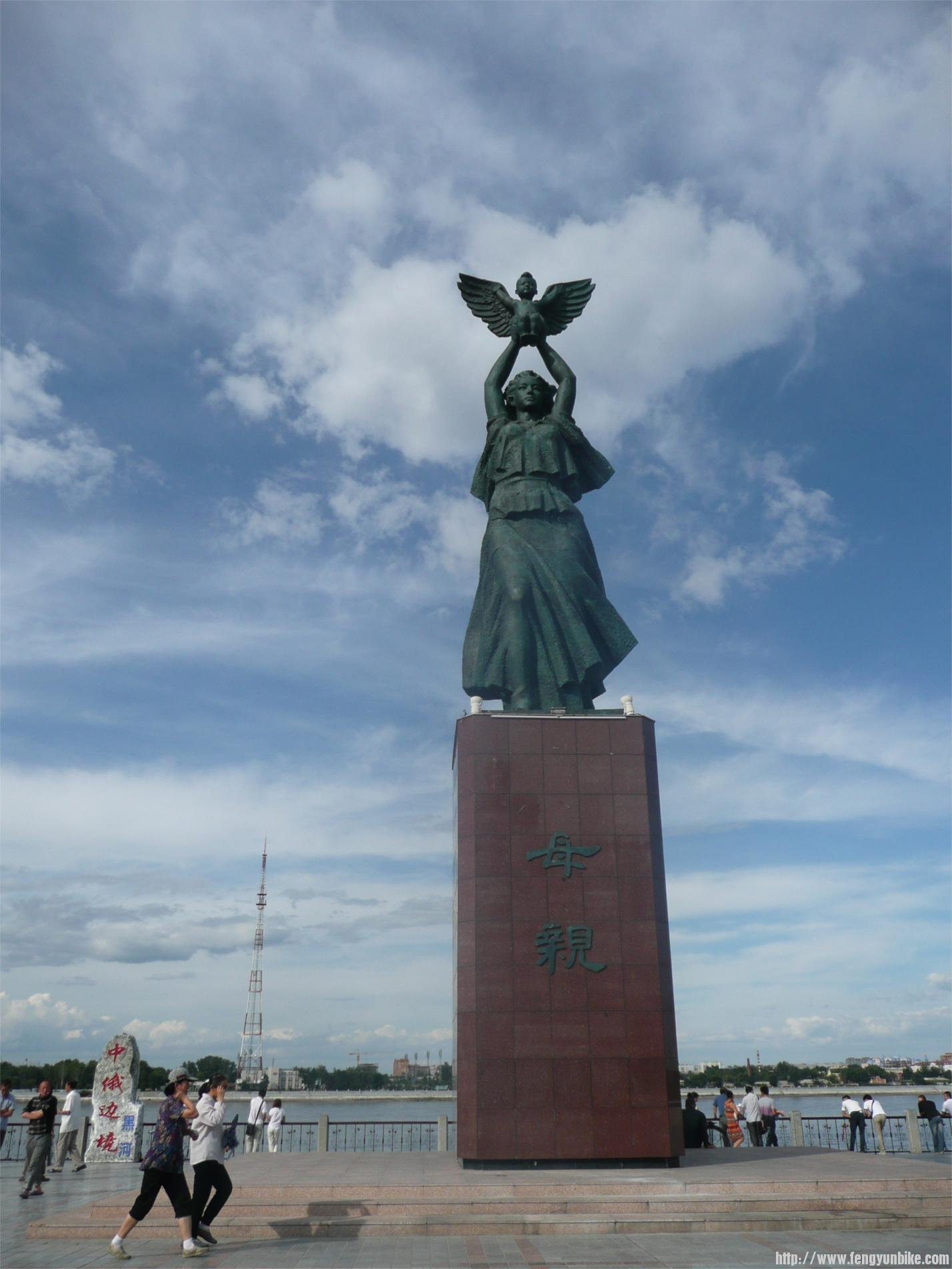 江边的母亲雕塑。