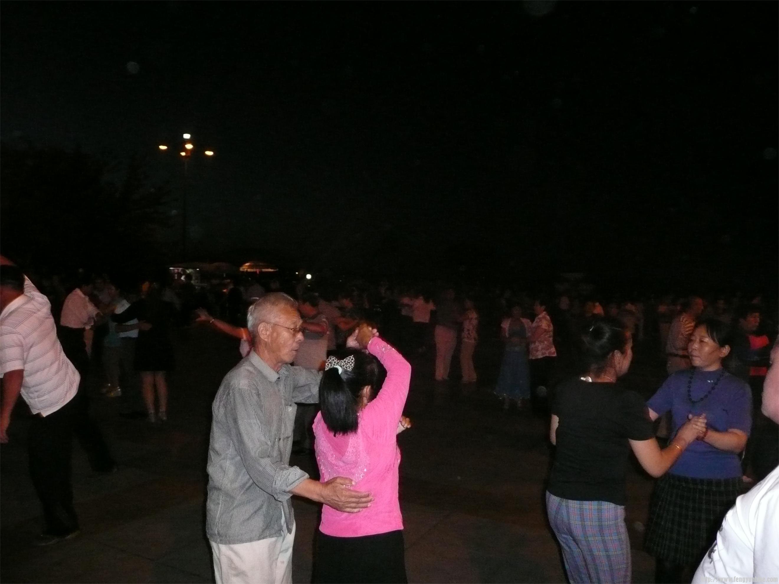 江边跳舞的人们。