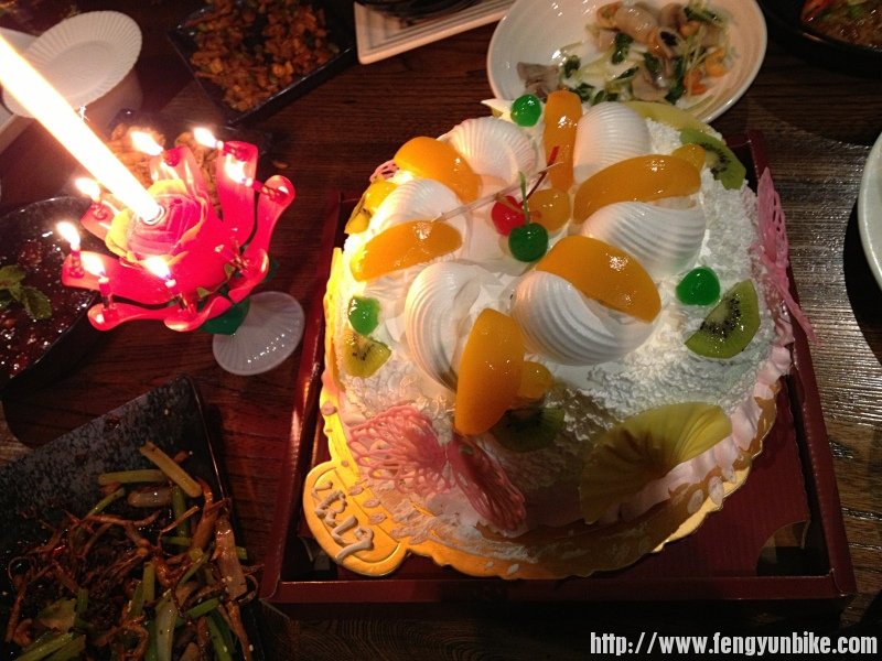 鲜美的奶油蛋糕和精美的生日蜡烛