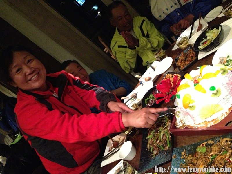 寿星亲自切开蛋糕与队友分享
