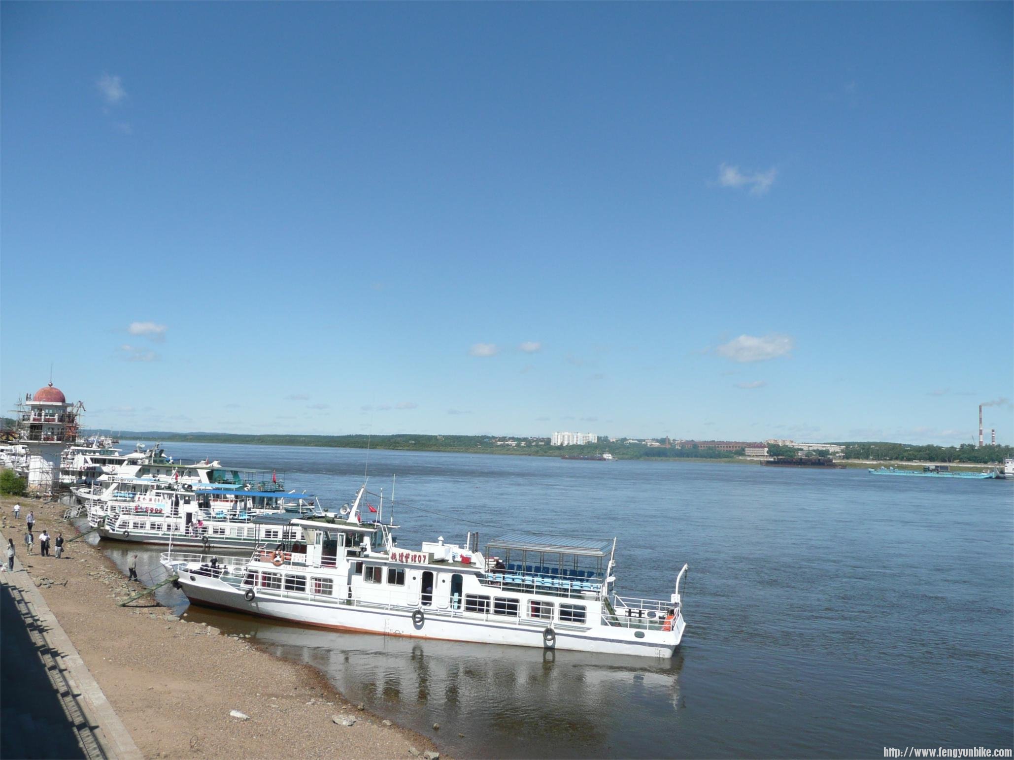 江边游船。