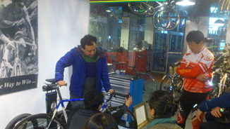 王老板在认真听取学生提出的问题