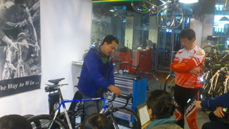 王老板在耐心解答问题