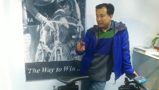 车店王老板在耐心讲课