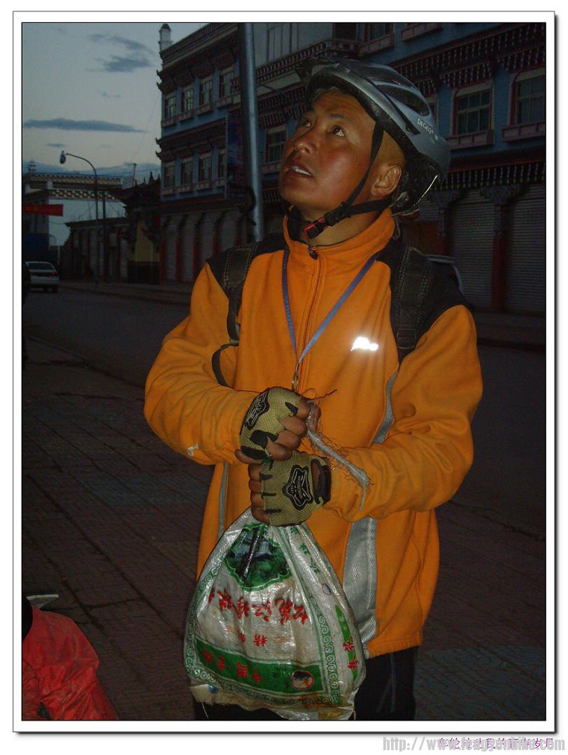 丁涛带着一袋没有任何菜的干米饭抬头看天又赶黑夜上路.jpg