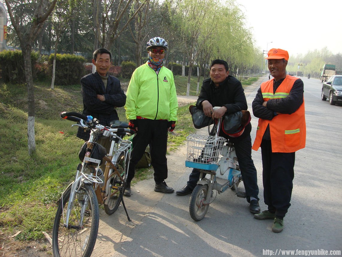 爆胎了等着后援呢，当地人上来和我们攀谈