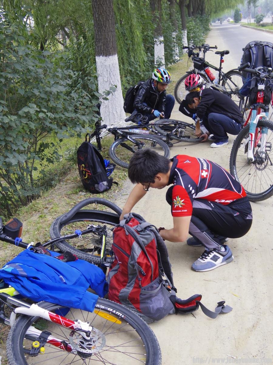 两个车同时爆胎。。。