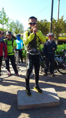 成长在集合点讲骑行安全知识与手势 很专业的