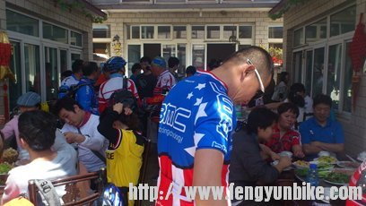 这都上的什么菜啊？我能不能吃一口先？