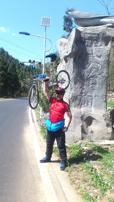 真正的爷们儿是这样地~顶天！啊立地！！