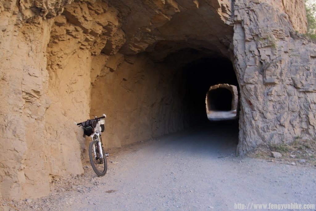 挂壁隧道.jpg