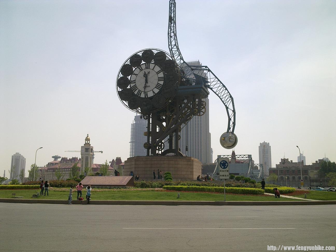 天津站前廣場的大鐘。一面對天津站，一名對海河！