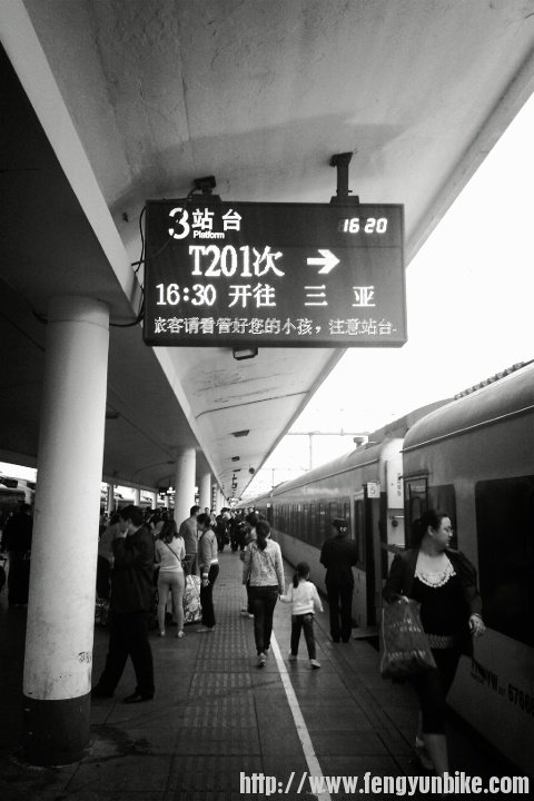 Black and White (LazyLens 20130421 042608 normal).jpg