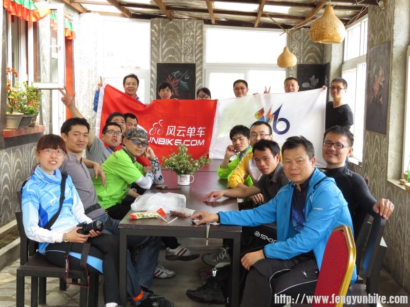 两张照片对比，发现有人躲猫猫