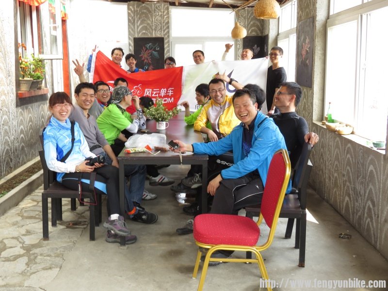 两张照片对比，发现有人躲猫猫