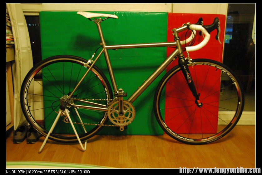 背景不是刻意弄的，红红绿绿的。