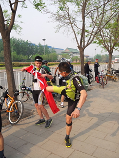 无影侧踢神腿！早上集合点出发前的照片！