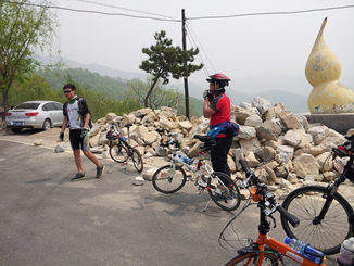 纽约说，哎呀腿抽筋了，伸不直了，我建议他拿石头砸一下就直了。