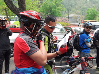 潭柘寺点名时，有人用外星语写的名字，难为队长了。