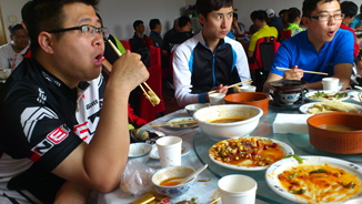 对面是纽约喝汤，老虾说什么？纽约吃苍蝇了？中间的那个没算出来米饭不够的先知说真的假的？你不是吧？水水 ...