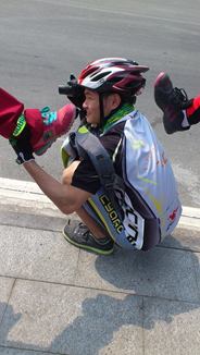 踢猴儿啊！哈哈哈 调皮啊都