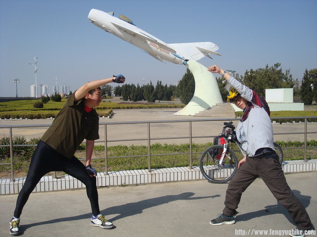 这两个家伙一块打飞机