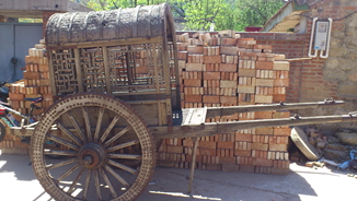 这老古董车，说是9000多块做的，谁知道真假的