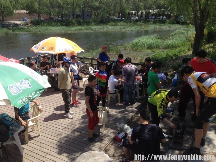 一大群人。。。