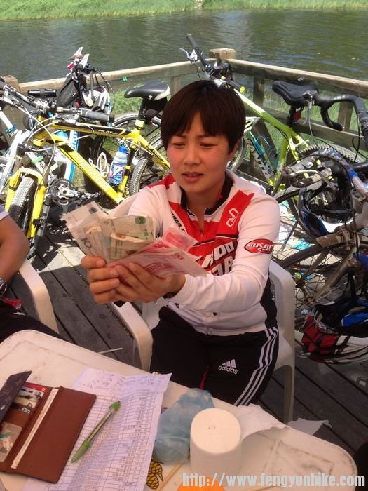 时尚骑行：就收上这点儿租子，还不够买个驴包。。。