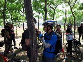 俩爷们儿在那互啃水袋 还乐在其中，实在理解不了啊