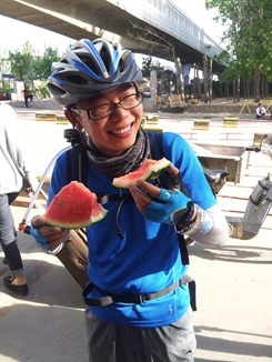 水水得意完了都，抢2丫西瓜，这时候给他个大美女都不能换！