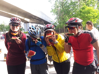 现在想做的事只有一个，啃西瓜！使劲啃！