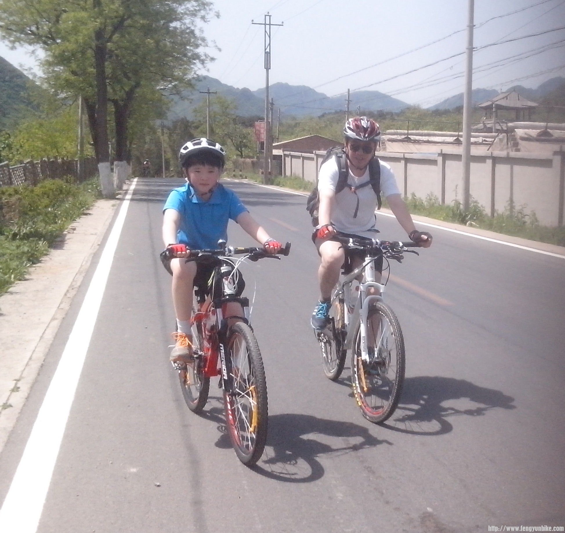 骑行的父子俩