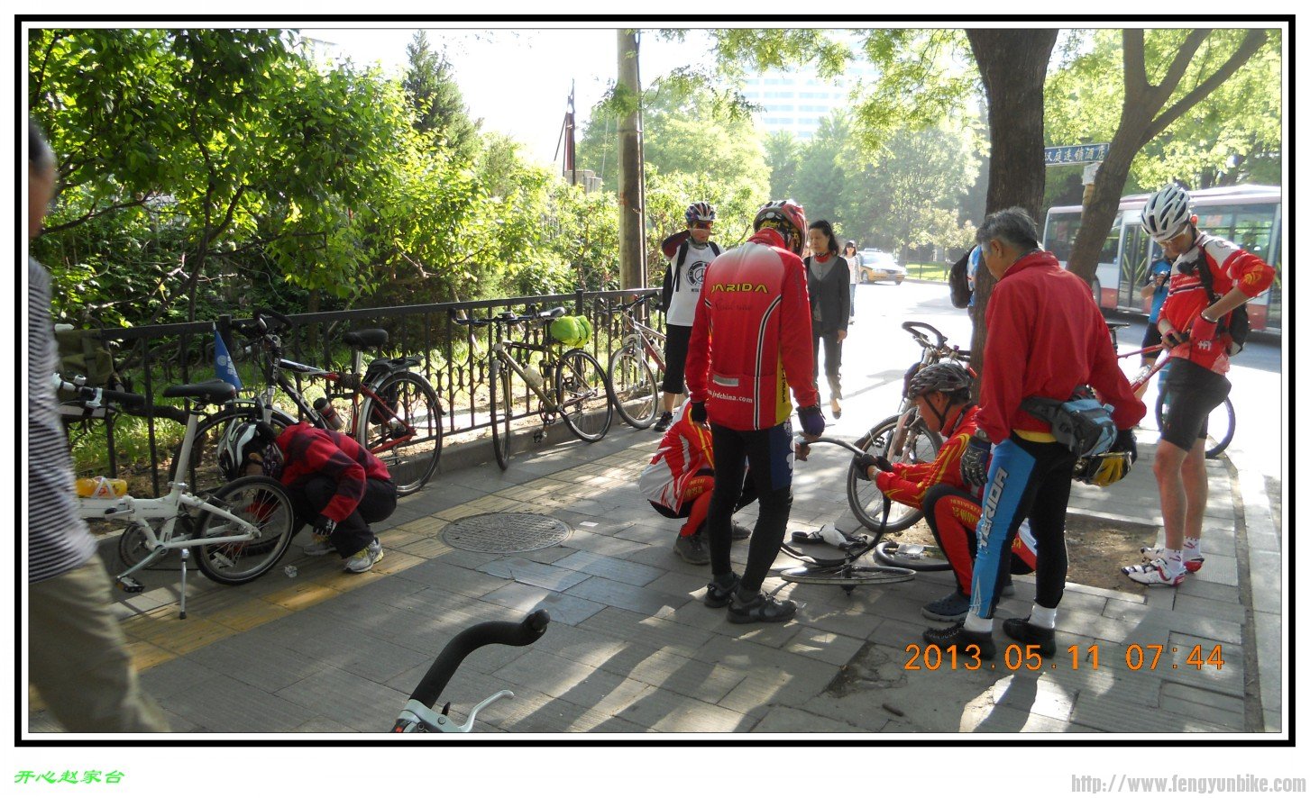 老张，老李，老秦三位老哥在帮车友查找漏气的原因