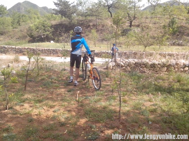 前面没路了，东东准备搬车跳下去