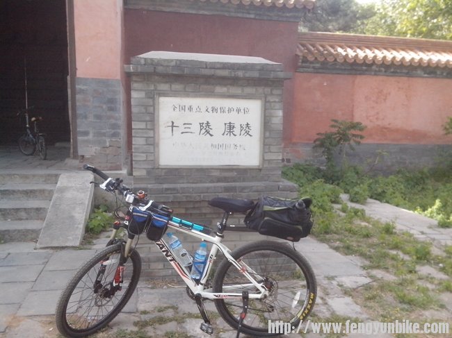 总算看见一个陵