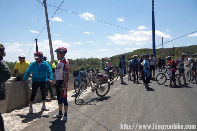37这里遇到过往的有三四十个骑车人.JPG