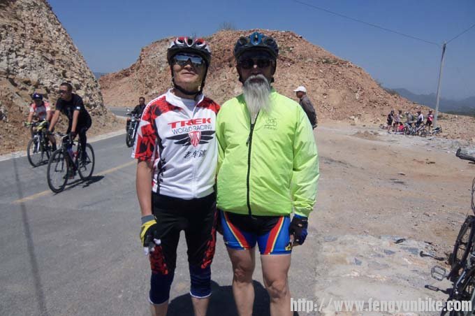 38与新认识的老年骑友合影.JPG
