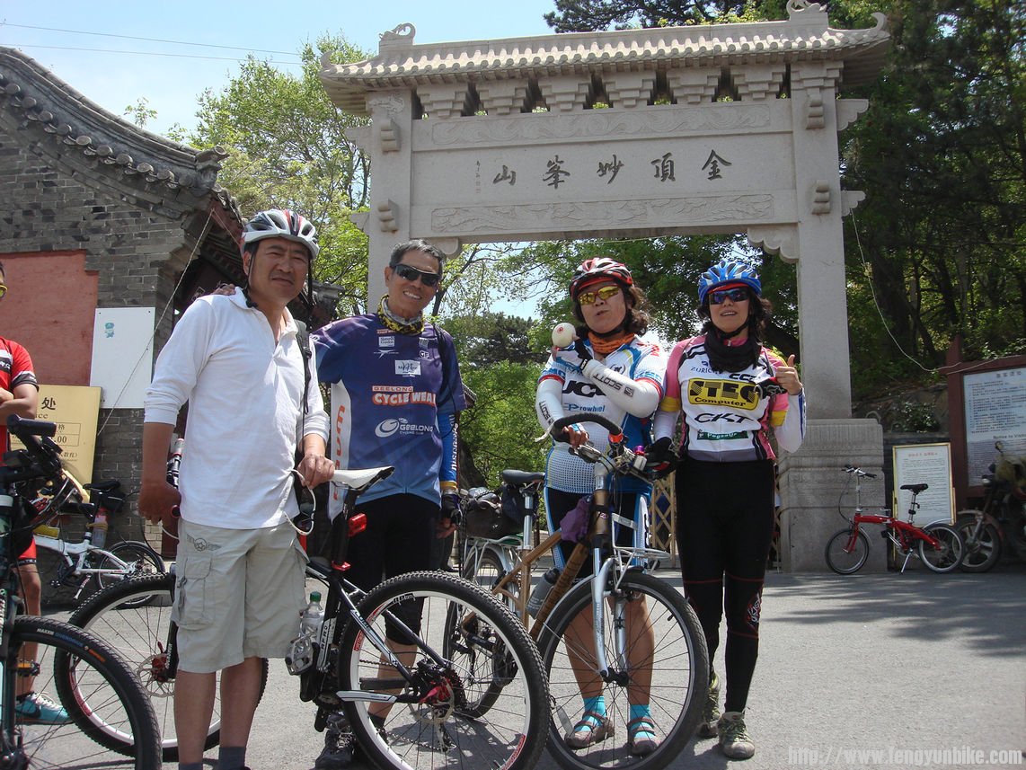 举着馒头心里好高兴