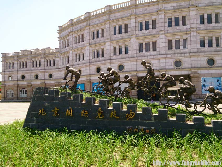 国际竞技场门口的雕塑是咱们骑友