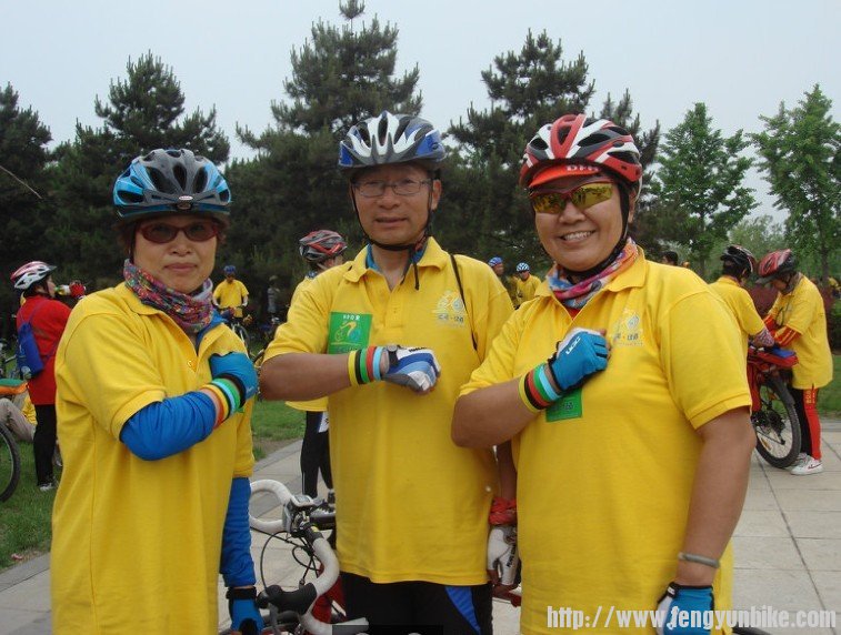 我和兔兔，关怀一起到达了终点，我们手上的五只彩环一个也不少