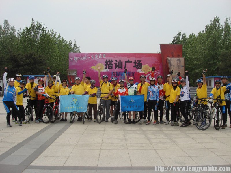 我们汇集在这里合影，可惜有点缺憾，背景找错了地方了 