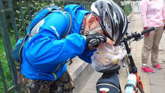 2萌喝豆腐脑没勺子，拿盖子在往嘴里划拉，像在舔一样吧 哈哈