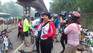 默默这是在找老公吗？整丢了给？不是一道儿来的吗？