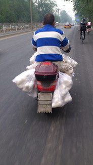 看看这馒头哥！谁见过这么多馒头，他前面都塞满了，都看不见车什么样子了，远处一看一堆馒头和一个人飘过来 ...